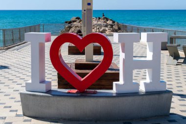 Hayfa, İsrail 12 Mart 2023 Hayfa İsrail plajında yeni bir Hayfa işareti. 