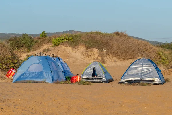 2022年8月26日在以色列阿特里特地中海边露营 在靠近以色列Atlit的地中海海岸的沙丘旁搭起四个帐篷 — 图库照片