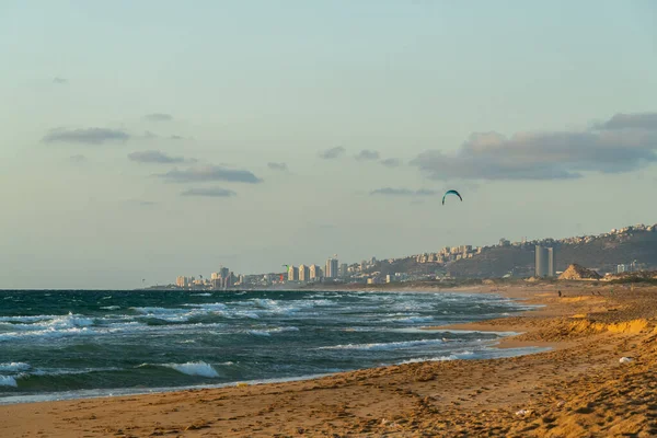 Atlit Izrael Sierpnia 2022 Windsurferzy Zachodzie Słońca Morzu Śródziemnym Atlit Obrazy Stockowe bez tantiem