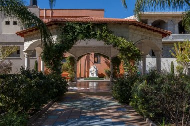 Ghajar, İsrail 19 Şubat 2023 Yeşillik ve yeşillik ve İsrail 'in Lübnan sınırındaki Rhadjar, Ghajar' daki Barış Bahçesi 'ndeki güzel mermer melekler heykeli.