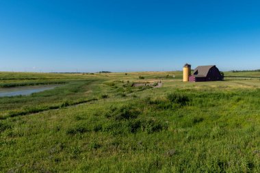 Fergus Falls, Minnesota 'daki Prairie Wetlands Öğrenme Merkezi' nde bir bina..