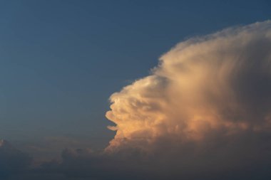 Minnesota 'da gün batımında mavi gökyüzünde turuncu renkli bulutlar.