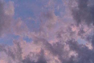 Minnesota 'da gün batımında mavi gökyüzünde pembe ve mor renkli bulutlar.