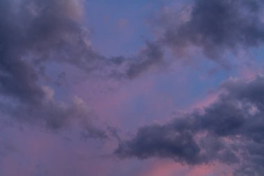 Minnesota 'da gün batımında mavi gökyüzünde pembe ve mor renkli bulutlar.