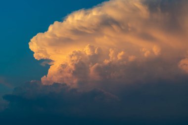 Minnesota 'da gün batımında mavi gökyüzünde turuncu renkli bulutlar.