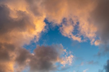 Minnesota 'da gün batımında mavi gökyüzünde turuncu renkli bulutlar.