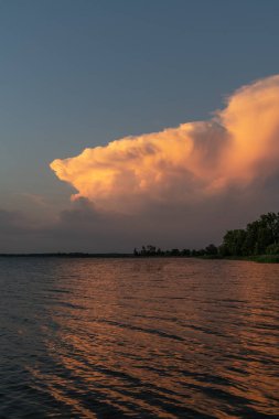 ABD 'nin Minnesota kentindeki Kuzey Kaplumbağa Gölü' nde gün batımında turuncu renkli büyük bulut..