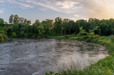  Yazın Minnesota, ABD 'de ağaçlar ve mavi gökyüzü bulunan bir su kütlesi..