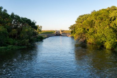 Orwell Barajı ve Minnesota, Fergus Şelalesi 'nin dışındaki Ottertail Nehri' nin bir parçası.