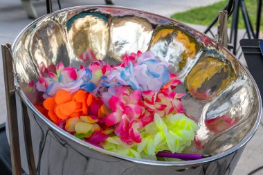 Amerika Birleşik Devletleri 'nin Minnesota kırsalında çelik pan davulu adı verilen çelik bir varilin içindeki renkli kolyeler..