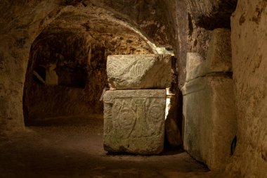 Kiryat Tivon, İsrail 'deki Bet She' arim 'deki Tabut Mağarası' ndaki geçidin lahiti.