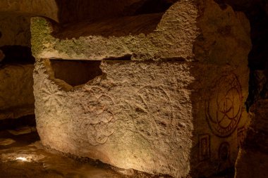 İsrail 'in Kiryat Tivon şehrindeki Bet She' arim 'de Tabut Mağarası' ndaki bir lahitin üzerindeki güzel oymanın yakın çekimini yapın.