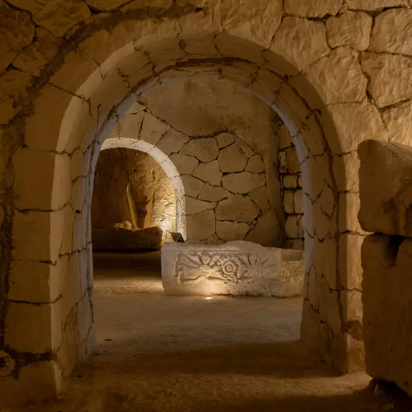 İsrail, Kiryat Tivon 'daki Bet She' arim 'de Tabut Mağarası' ndaki Nike lahiti.