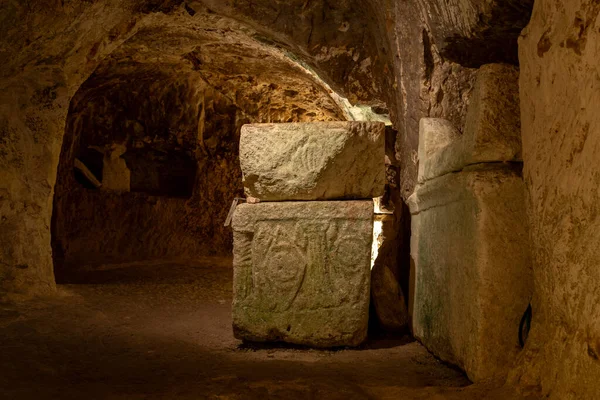 Kiryat Tivon, İsrail 'deki Bet She' arim 'deki Tabut Mağarası' ndaki geçidin lahiti.