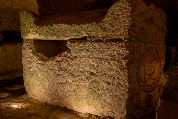 Крупный план красивой резьбы на саркофаге в пещере гробов в Бет-Шериме в Кирьят-Тивон, Израиль
