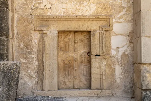イスラエル キラヤット タキムのベット シェアリムの棺の洞窟からの側面ドア ロイヤリティフリーのストック写真