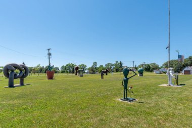 Vining, Minnesota, ABD 15 Temmuz 2022 Batı Minnesota 'daki 210. Otoyol' daki heykel parkına dikkatle bakın. Vining, Minnesota, ABD. 