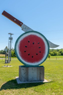 Vining, Minnesota, ABD 15 Temmuz 2022 Karpuz heykeli Vining, Minnesota, ABD 'de bıçakla kesiliyor. Batı Minnesota 'daki 210. Otoyol' daki heykel parkı..