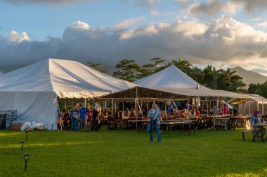 Kilauea, Kauai, Hawaii 18 Haziran 2023 Kauai, Hawaii, ABD 'de iki büyük çadır kullanarak akşam müzik etkinliği