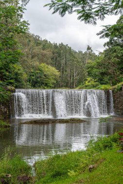 Kauai, Hawaii, ABD 'de güzel şelaleli taş bir baraj..