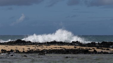 Koloa, Kauai, Hawaii, ABD 'deki Poipu Sahili' nde dalgaların kırılma panoraması.