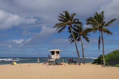 Koloa, Kauai 26 Haziran 2023 Poipu plajı güneşli bir yaz gününde Koloa, Kaui, Hawaii, ABD.