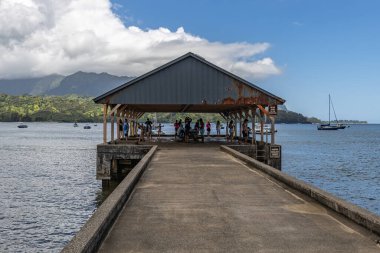 Hanalei, Kauai 16 Haziran 2023 Hanalei Körfezi mavi gökyüzü ve beyaz bulutlarla dolu Kauai, Hawaii, ABD.