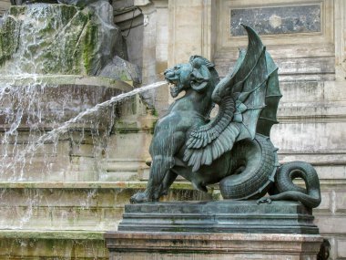 Paris, Fransa 09-28-2009 Saint Michael 'ı temsil eden bronz heykel Fontaine Saint Michel' de Şeytanı katlediyor, Saint Michel Fountain, Paris, Fransa.