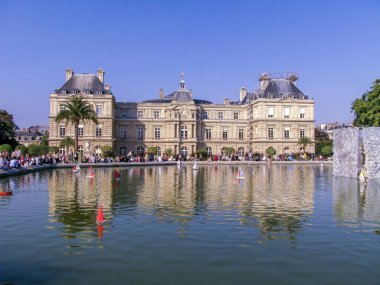 Paris, Fransa 09-27-2009 Paris Pantheon Capital Kubbesi Paris, Fransa 'daki Lüksemburg Bahçeleri' nde Venüs heykeli ile.