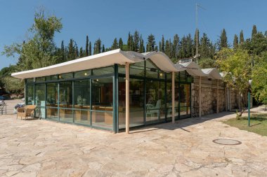Kiryat Tivon, İsrail 'deki Bet She' arim Ulusal Parkı 'ndan su, abur cubur ve hediyelik eşya alabileceğiniz ziyaretçi merkezi.. 