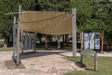 Tur rehberlerinin, İsrail 'in Kiryat Tivon kentindeki Bet She' arim Ulusal Parkı 'nda İbranice ve İngilizce' de bilgilendirici işaretler kullanarak Beit She 'arim' i açıkladığı açık alan.. 