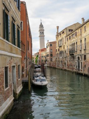 San Giorgio dei Greci Kilisesi 'nin eğimli çan kulesi ve Venedik, İtalya' da tekneli su kanalı..