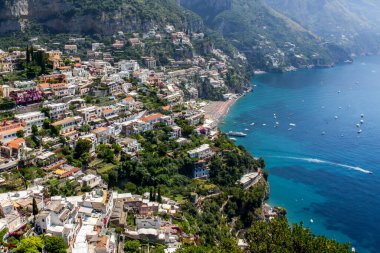 Positano 'nun Güney İtalya' nın güzel Amalfi Sahili 'ndeki Akdeniz manzarası.