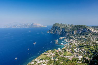 İtalya Capri Adası, Anacapri yolu üzerindeki Marina Grande 'nin nefes kesen güzel manzarası..