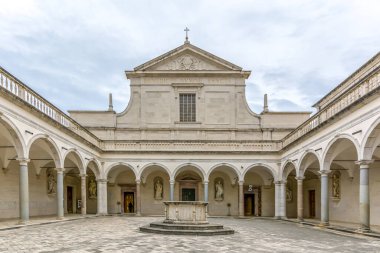 Benedictine Montecassino Manastırı İkinci Dünya Savaşı 'nda bombalanarak yok edildi ve yeniden inşa edildi. İtalya, Cassino yakınlarındaki Montecassino Manastırı.