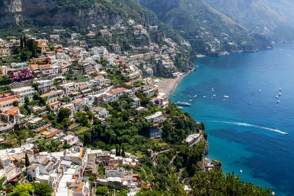 Positano 'nun Güney İtalya' nın güzel Amalfi Sahili 'ndeki Akdeniz manzarası.