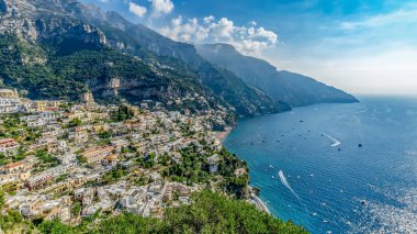 Positano 'nun Güney İtalya' nın güzel Amalfi Sahili 'ndeki Akdeniz manzarası.