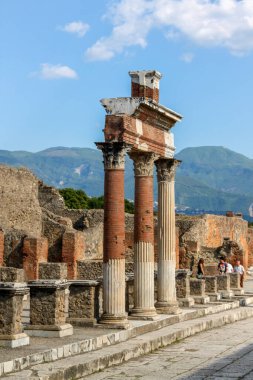 Pompeii, İtalya 06-03-2014 Pompei İtalya harabelerinde Concordia Augusta veya Eumachia Binası sütunlarının manzarası.