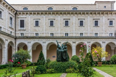Cassino, İtalya 10-01-2016 Benedictine Montecassino Manastırı İkinci Dünya Savaşı 'nda bombalanarak yıkıldı ve yeniden inşa edildi. Montecassino Manastırı ve Cassino, İtalya yakınlarındaki heykel.