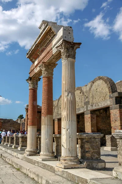 Pompeii, İtalya 06-03-2014 Pompei İtalya harabelerinde Concordia Augusta veya Eumachia Binası sütunlarının manzarası.
