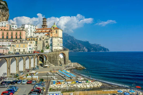 Amalfi, İtalya 09-30-2016 İtalya 'nın Amalfi kıyısındaki Akdeniz kıyısındaki Amalfi kasabasının manzarası.