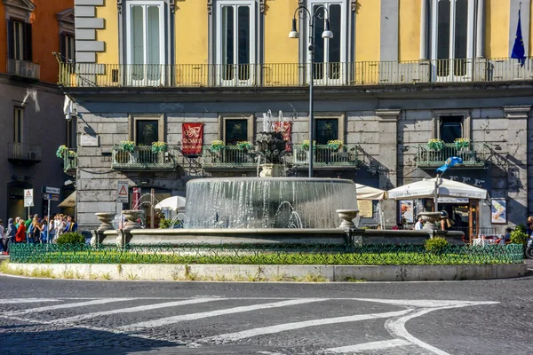  Napoli, İtalya 10-01-2016 Güzel Fontana del Carciofo ya da Piazza Trieste 'deki Enginar Çeşmesi.