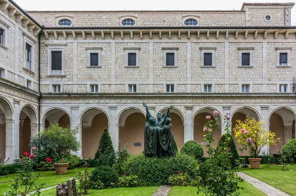 Cassino, İtalya 10-01-2016 Benedictine Montecassino Manastırı İkinci Dünya Savaşı 'nda bombalanarak yıkıldı ve yeniden inşa edildi. Montecassino Manastırı ve Cassino, İtalya yakınlarındaki heykel.