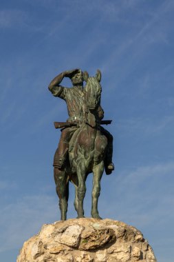 Kiryat Tivon, İsrail 01-09-2024 The Alexander Zaid Heykeli Kiryat Tivon Bet Shearim 'de. İsrail 'de at üstünde bir adam olan ilk heykel.