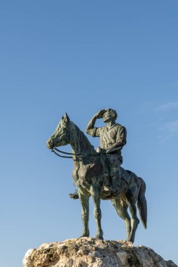 Kiryat Tivon, İsrail 01-09-2024 The Alexander Zaid Heykeli Kiryat Tivon Bet Shearim 'de. İsrail 'de at üstünde bir adam olan ilk heykel.