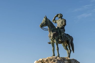 Kiryat Tivon, İsrail 01-09-2024 The Alexander Zaid Heykeli Kiryat Tivon Bet Shearim 'de. İsrail 'de at üstünde bir adam olan ilk heykel.