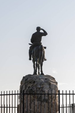 Kiryat Tivon, İsrail 01-09-2024 The Alexander Zaid Heykeli Kiryat Tivon Bet Shearim 'de. İsrail 'de at üstünde bir adam olan ilk heykel.