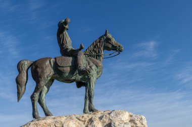 Kiryat Tivon, İsrail 01-09-2024 The Alexander Zaid Heykeli Kiryat Tivon Bet Shearim 'de. İsrail 'de at üstünde bir adam olan ilk heykel.