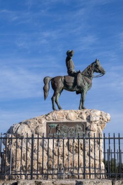 Kiryat Tivon, İsrail 01-09-2024 The Alexander Zaid Heykeli Kiryat Tivon Bet Shearim 'de. İsrail 'de at üstünde bir adam olan ilk heykel.