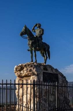 Kiryat Tivon, İsrail 01-09-2024 The Alexander Zaid Heykeli Kiryat Tivon Bet Shearim 'de. İsrail 'de at üstünde bir adam olan ilk heykel.